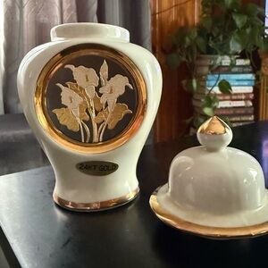 Chokin Elegant White and Gold Ceramic Vase with Floral Design